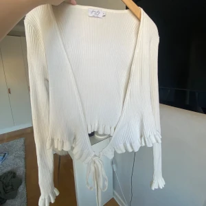 Kofta med volang - Säljer denna supersöta koftan som har volang och knyten då den inte kommer till användning. Den är i stretchiga material och passar från XS-M💘 Kontakta vid fler frågor eller intresse!🌸