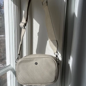 Axelväska - I använt skick men ändå jättefin. 