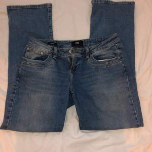 Säljer dessa ltb jeans i modellen Valerie då de är för stora för mig. Midjemått (rakt över) 42cm innerbenslängd 80cm❤️