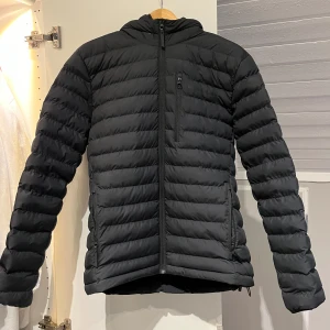 Ny peak performance jacka - Helt ny peak performance jacka, inga defekter och ny skick, säljs pågrund av spontan köp.  Pris går att diskuteras! Nypris 2000kr | mitt pris 175kr! Och nyskick! Skriv vid funderingar!