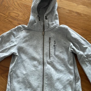 Sailracing Hoodie med dragkedja - Storlek 160. Inga fläckar. Lite sliten på ena armbågen annars i gott skick. Ordinarie pris 1000:-