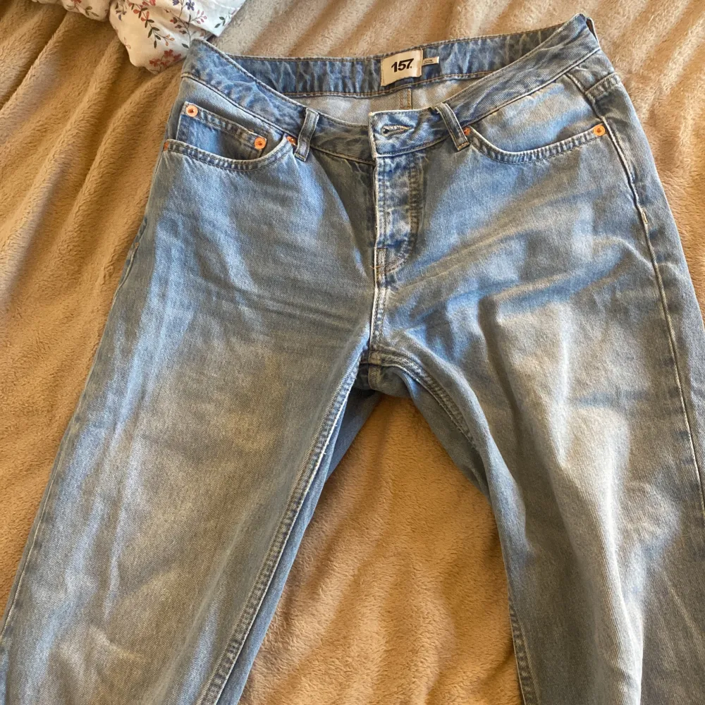 Ljusblå lågmidjade jeans från lager 157. Liten fläck på ena knäet som man kan se på sista bilden.. Jeans & Byxor.