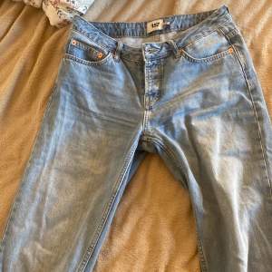 Ljusblå lågmidjade jeans från lager 157. Liten fläck på ena knäet som man kan se på sista bilden.