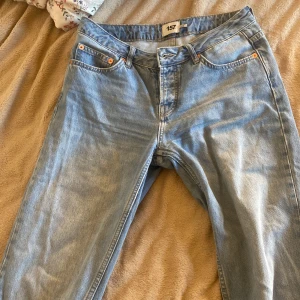 Lågmidjade jeans  - Ljusblå lågmidjade jeans från lager 157. Liten fläck på ena knäet som man kan se på sista bilden.