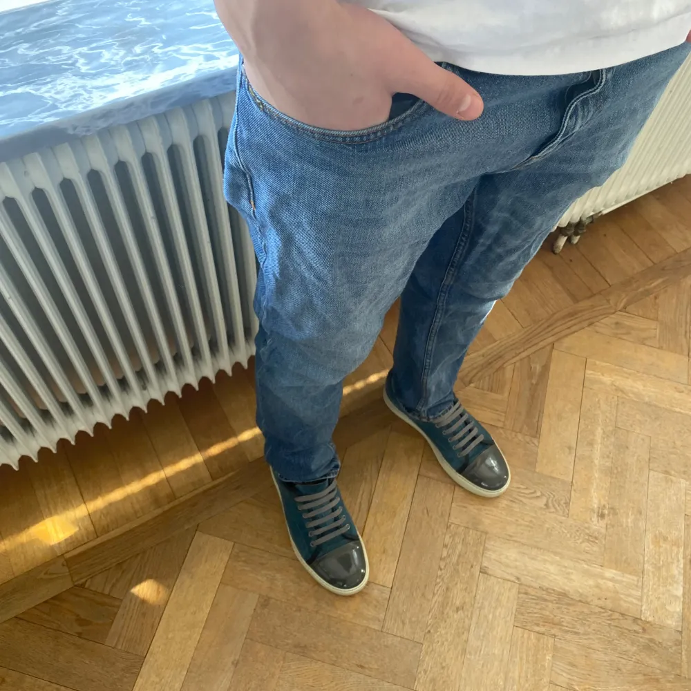 Hej! Säljer nu ett par riktigt feta tiger of Sweden jeans som är slim fit. Moddelen på jeansen är pistolero och storlek är W31 L32. Killen på bilden är 180cm och väger upp mot 70 kg. Skriv vid frågor och funderingar. . Jeans & Byxor.