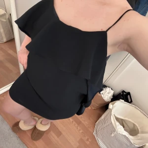 Klänning  - Sjukt fin volang klänning från mango i storlek S! 