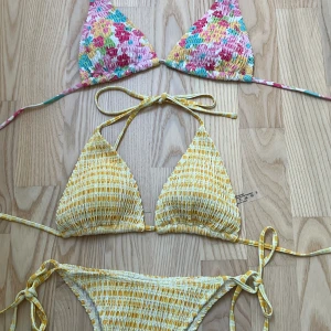 Oanvända Bikinis  - Tre bikinis! Kan köpas tilllsammans för 120 kr men annars var för sig för 40 kr/st. 🩷 Köptes på shein för 2 år sen men har aldrig använt. Den neon rosa är inte köpt därifrån 🥰 Gul överdel: S/XS💛 Gul underdel: S💛 Färgglad överdel: S/XS💖 Neonrosa: 75C🩷