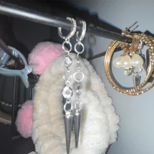 Fina örhängen  - Kan göra hur många som helst av dessa kortare också💗