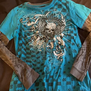 Skate tröja - Tröja med coolt tryck. Det är barn storlek men den passar mig som har storlek S. Hör av dig vid fler frågor(: