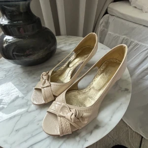 Klackskor  - Så snygga klackskor som är köpte second hand. De är lite missfärgade på ena skon, se bild 3, men inget man tänker på! Strl 37