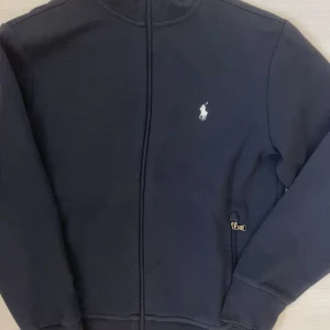 Polo Ralph Lauren zip-up - Jätte fräsch zip up från irl Polo butik utomlands! Använts varsamt upp till 5/8 gånger Max och tvättad Max 2 gånger. Skriv för prisförslag🌟😉😉