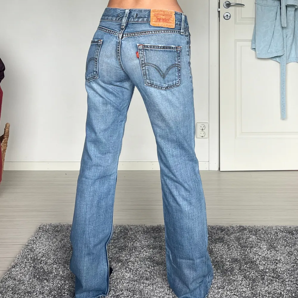 midjemått: 38cm rakt över, innerbenslängd: 80cm 💗 . Jeans & Byxor.