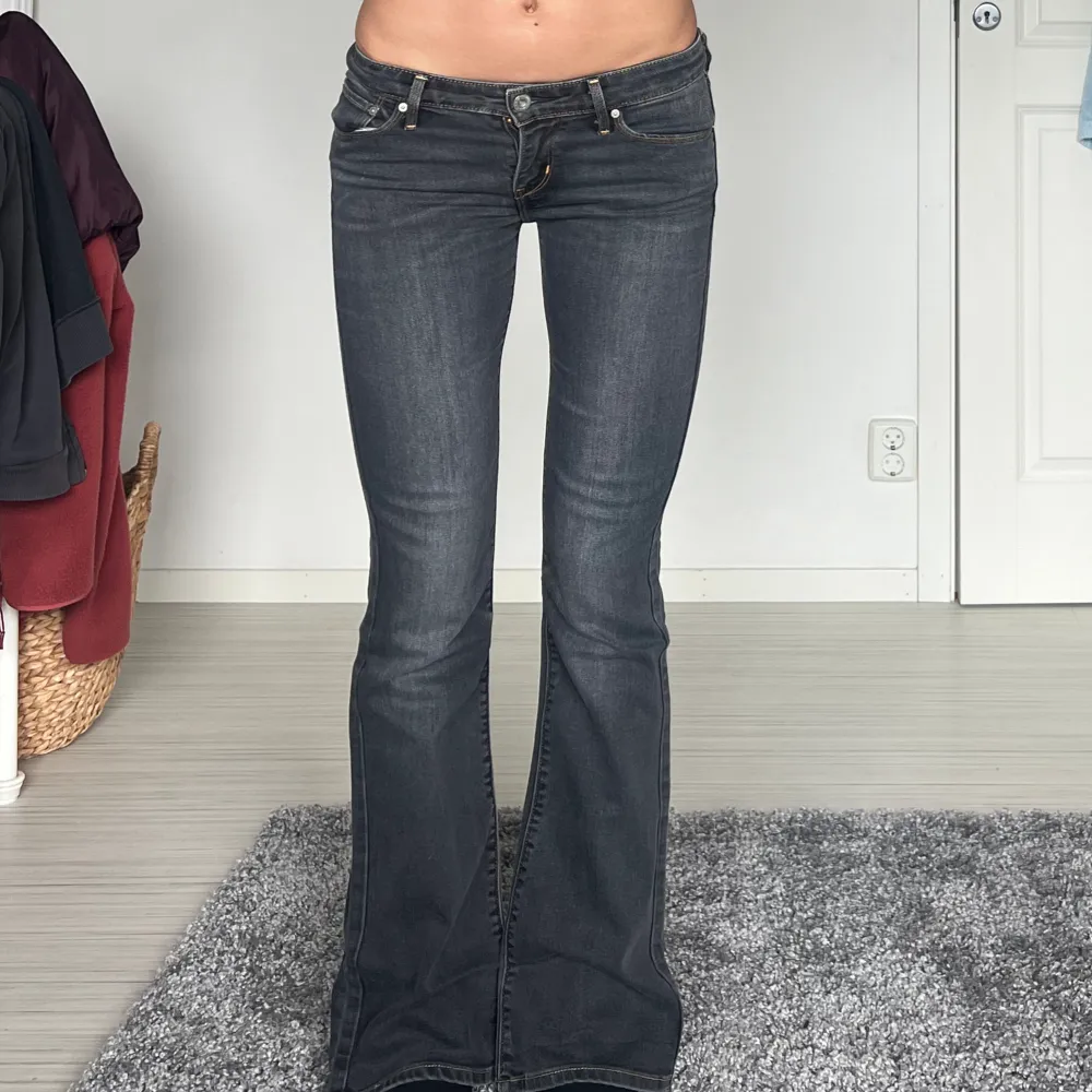 midjemått: 36cm rakt över, innerbenslängd: 80cm 💗 . Jeans & Byxor.