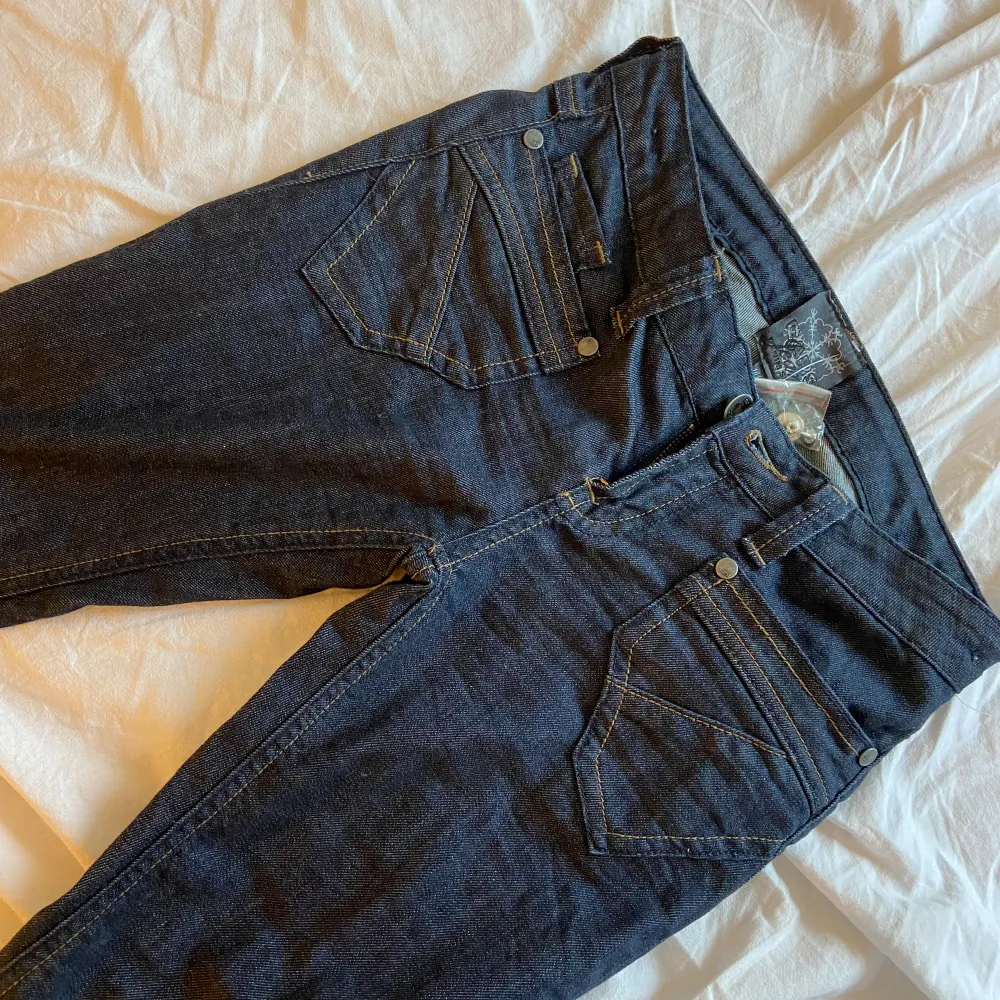 Jättesnygga low waist jeans med fickor i en slim modell💋. Jeans & Byxor.