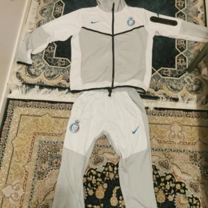 Al nassr nike tech  - Hej Säljer min oanvända al nassr nike tech köpte från ebay för 2000 men den var för liten den är size s den är oanvänd och exklusiv den kommer med bixorna och tröjan de är som en nike tech  Mvh