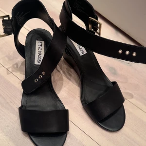 Sandaler - Steve Madden sandaler med rem runt vristen. Använt fåtal gånger (Max 2)