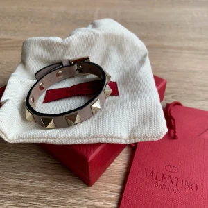 Valentino armband  - Fint skick! Box och dustbag medföljer. Nypris 3 085 kr. 