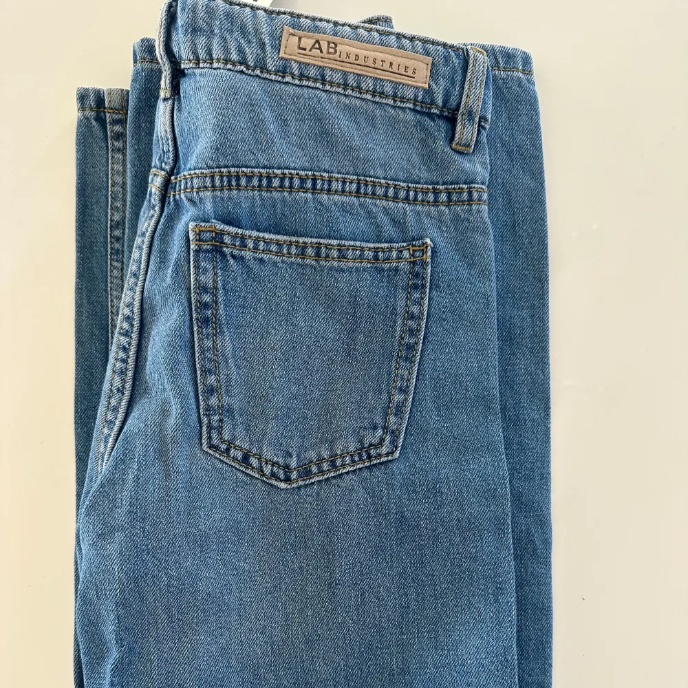 Nya jeans som inte kommit till användning då dom var för små.   Storlek 152. Jeans & Byxor.