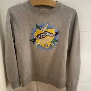 Maison Kitsuné S - Hej! Säljer denna asfeta crewnecken från Maison Kitsuné. Storlek S men passar nog även M. Skick:8/10. Priset är ej hugget i sten!
