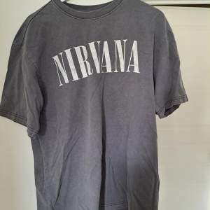 Oanvänd Nirvana Tshirt från H&M i Relaxed fit.
