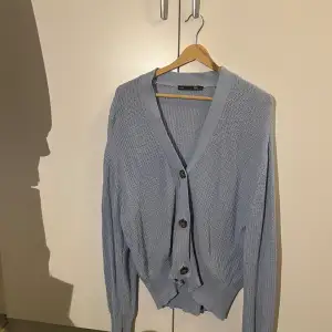 En jätte fin ljus blå stickad tröja från Lager 157 som är köpt för ungefär 2,5 år sen.  Den är använd några gånger men är i princip som ny.  Den är långärmad och man kan ha den som både kofta men även bara en tröja.