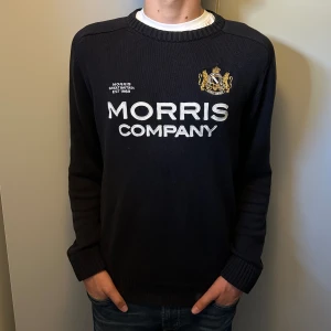 MORRIS TRÖJA - Skön stickad marinblå tröja från Morris i nyskick! Storlek M men sitter mer som L! Nypris runt 1300! Skriv för fler funderingar 