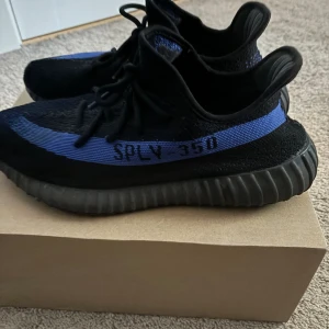 Yeezy boost 350 dazzling blue - Det är ett par yeezy boost 350 dazzling blue. Storlek 45 1/3. Box följer med. Köpta från soleplus. Dom är lite använda men inget man ser. Sulorna är borta för de var för små och har tappat bort dom. Nypris är 6200. Pris kan diskuteras.