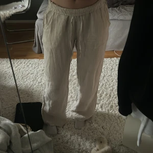 Beiga linne byxor  - Beiga linne byxor från chelsea, raka och lågmidjade. Passar på mig som är 1,69. Inga defekter❤️