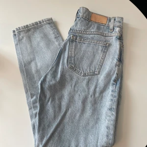 Mom jeans Mango - Mom tapered fit jeans från mango, hög midja i stl 34. I fint skick!