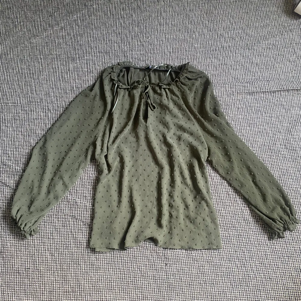 Super skön, lufitig, grön tröja ifrån Zara:) använd ett par gånger, mem i ny skick💞. Blusar.