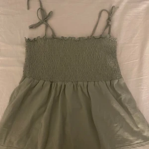 Linne - Fint grönt linne från vero moda, köpt för något/några år sedan och använd ett flertal gånger. Storlek L. Linnets band är knyt bara och går att anpassa.