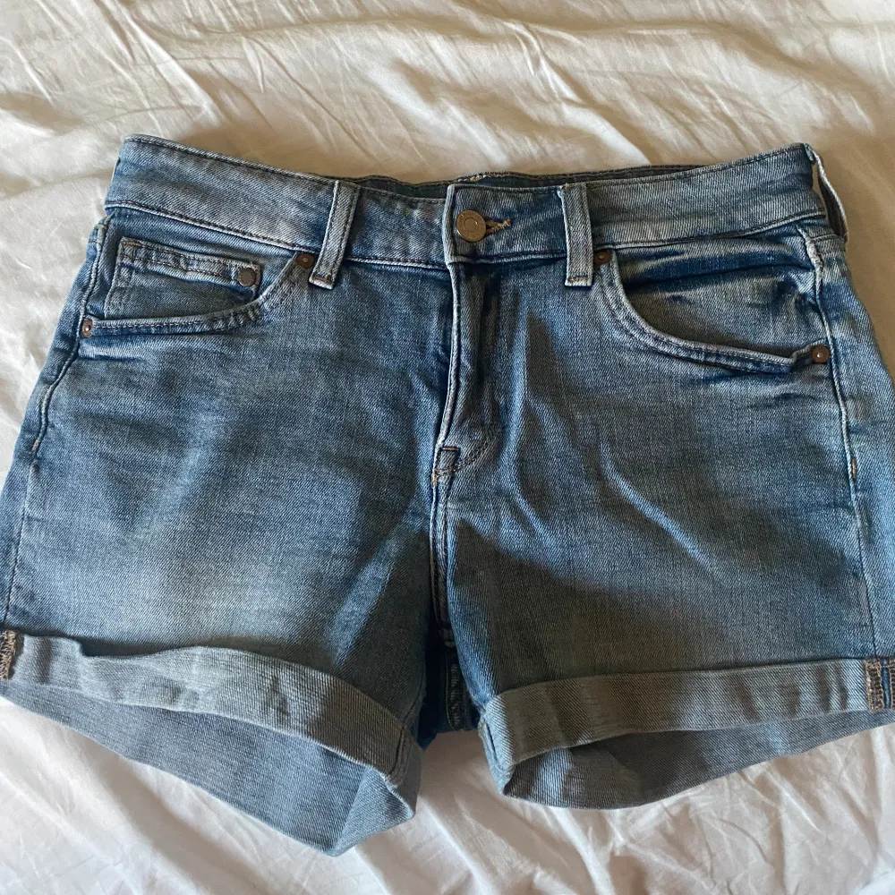 Jätte fina jeans shorts i storlek 36, inga defekter. 💗💗. Shorts.