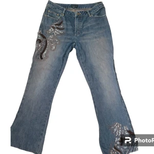 Rhinestones jeans - Riktigt fina jeans, använda men i riktigt bra skick! De är bootcut. Stl 38 i (eu stl), blå bruna. Priset kan diskuteras, kom privat för frågor och fler bilder. Märket är karen millen🙏🏻😹🥶🥰