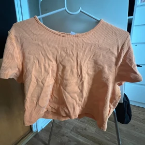 orange topp - orange topp kort vid magen  endast använd enstaka ggr