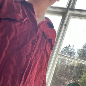 Snygg vinröd skjorta - Bra skick behöver bara strykas  