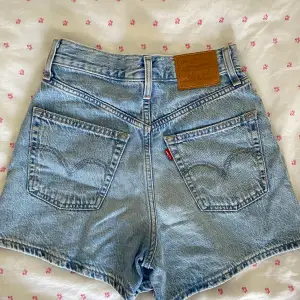 Säljer dessa high loose jeans shorts från levis💙  Storlek W23 - XS • öppen för prisdisk