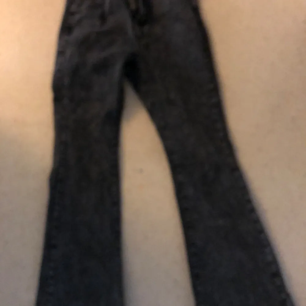 Fina gråa/mörka jeans. Älskar dem men använder dem inte så dom har blivit för korta. Kontakta Järna vid frågor☺️☺️🩷🩷🩷. Farkut & Housut.