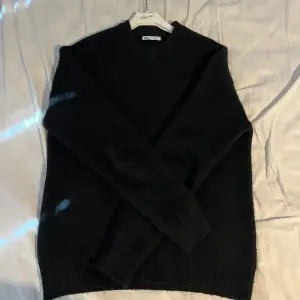 Snygg svart stickad tröja från zara i storlek M