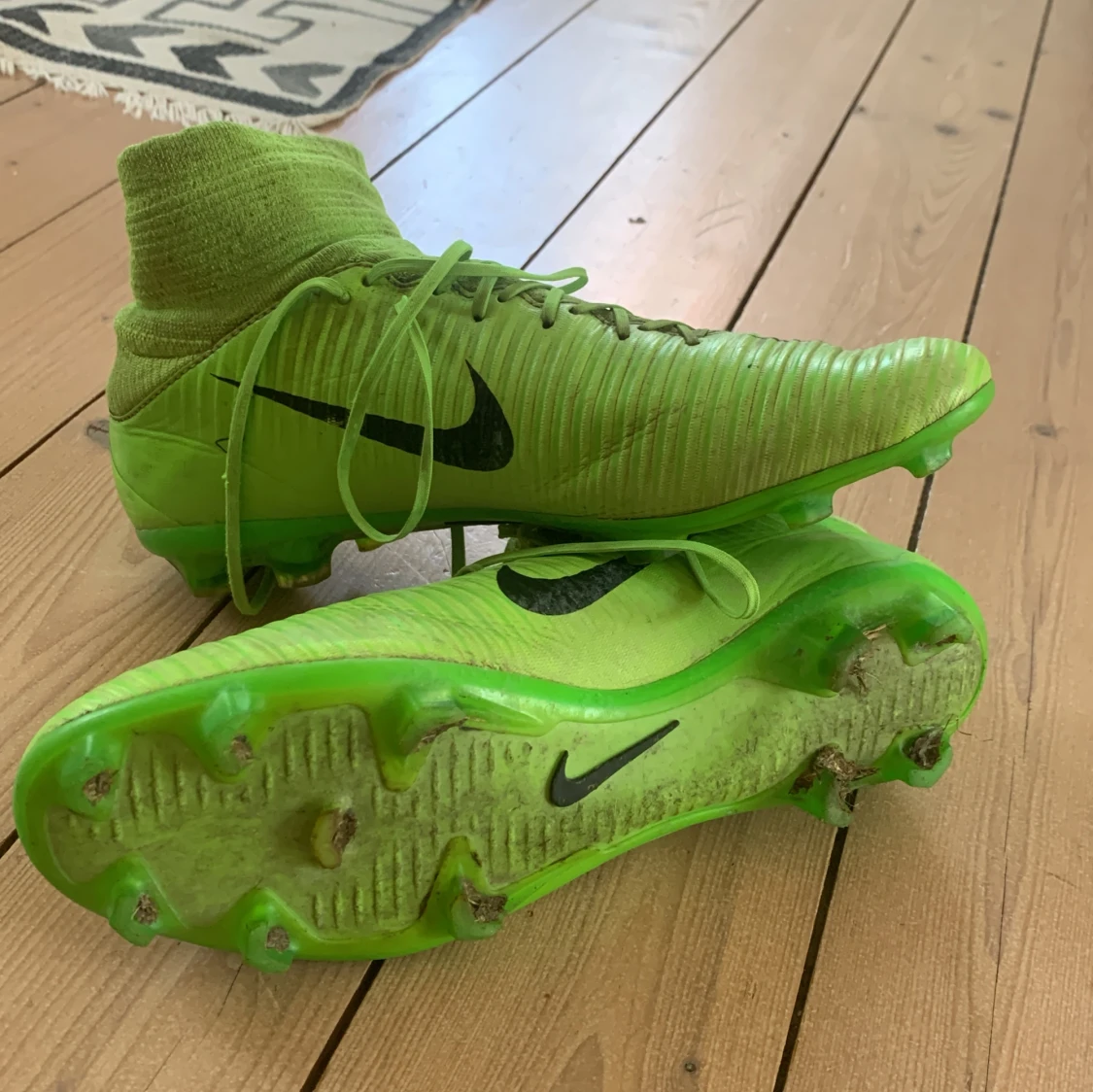 Säljer mina gröna nike fotbollsskor då jag växt ur dom, pris kan diskuteras. - 92