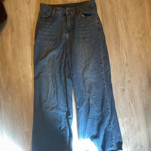 jeans - jeans som är avklippta, lite baggy. Skriv för bilder/frågor, pris kan diskuteras :)
