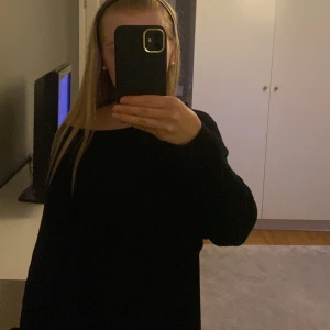 Svart stickad ❤️‍🔥❤️‍🔥 - Jättemysig overzied tröja jag knappt använt🥰 Bär vanligtvis st XS-S men denna som är L passar endå. 