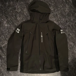 Sail Racing Jacka - Tunn jacka i mörk grönts färg närmare till svart. Storlek small. Använd ett par gånger och är i utmärkt skick.   Köparen står för frakten eller möts i Gbg. 