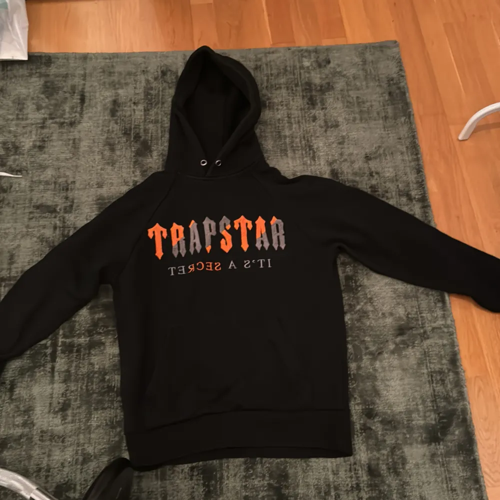 Hej! Säljer en trapstar hoodie som är lite använd men är i bra skick fortfarande om du är intresserad av varan kan du höra av dig i dm så kan vi kanske fixa något eller diskutera pris!. Hoodies.