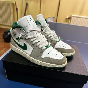 Jordan 1 grön - 7/10 i skick, storlek 43. Pris kan diskuteras och skorna kan renas upp vid behov