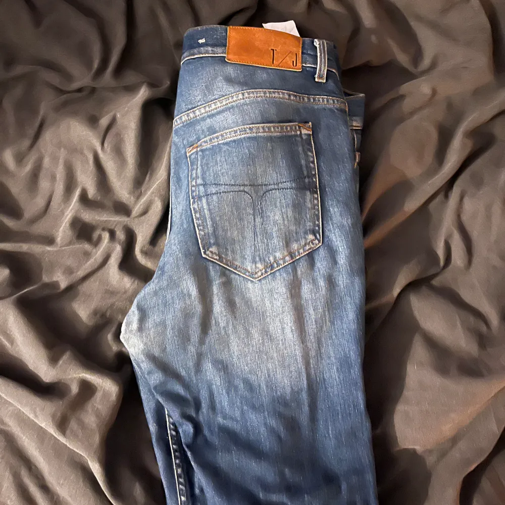 Snygga tiger of Sweden jeans i storlek 32-34 sitter mer som 31-32, fint skick.. Jeans & Byxor.