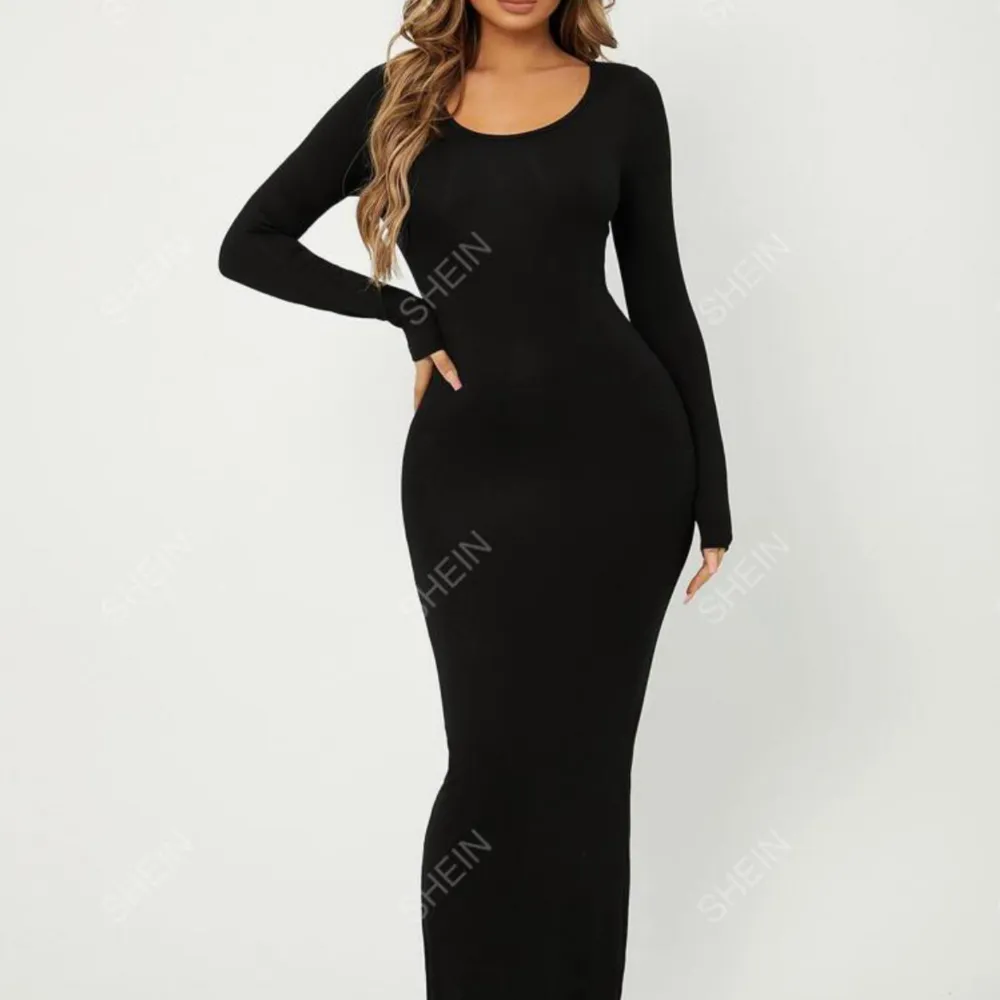 Oanvänd svart långklänning i storlek xs!😊. Klänningar.