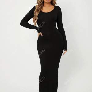 Oanvänd svart långklänning i storlek xs!😊