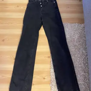 Säljer dessa jeans från bikbok tror jag det är💞💞 har aldrig använt dom själv men köpte från en annan här på Plick, väldigt fint skick dock!🫶🏻