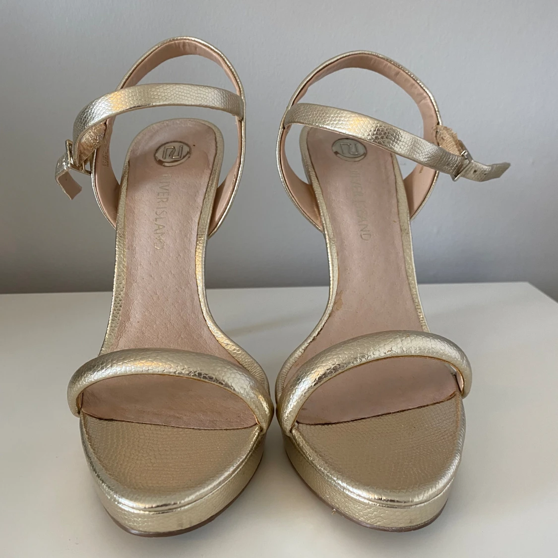 Guldiga klackskor - 91