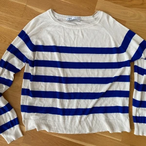 Vit och blå randig tunnare stickad tröja från zara i strl S - Sparsamt använd och i fint begagnat skick.  Mått Över axeln: ca 41 cm Längd från axeln och ner: ca 57 cm  Viskos och akryl  Kommer från ett djur och rökfritt hem 